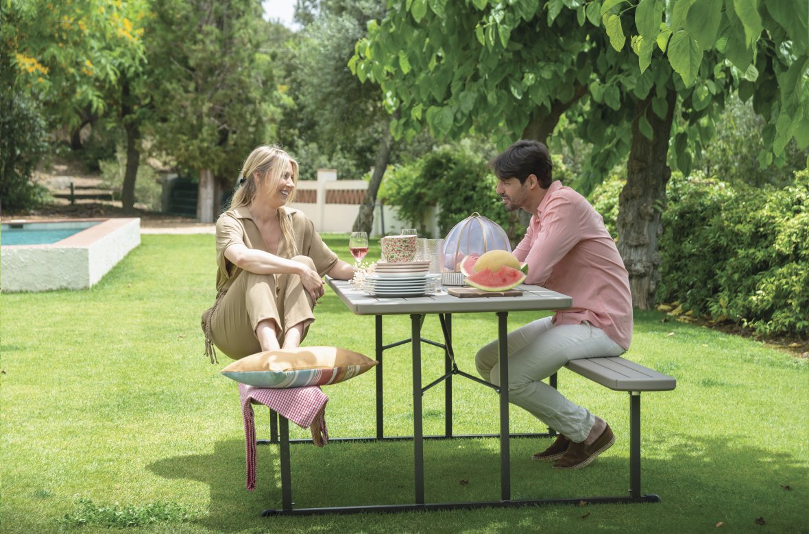 Table, DakotaPicnicSet 72" Folding Brown Woodgrain